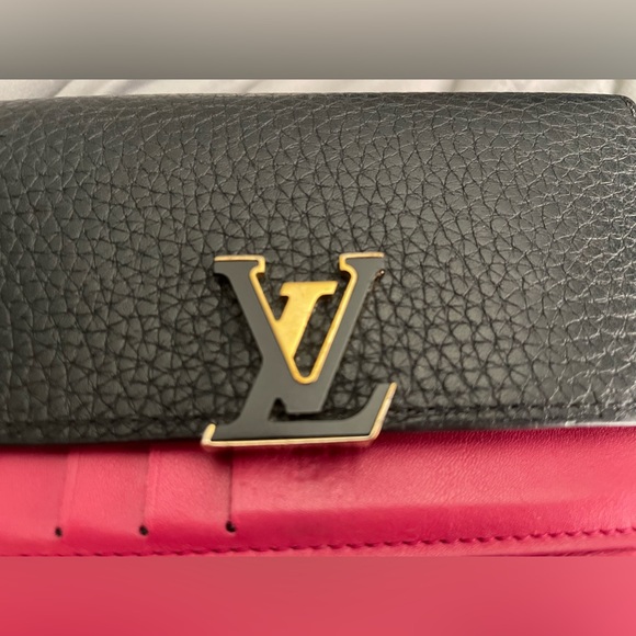 ♥️SOLD♥️ Authentic Louis Vuitton Capuchins Compact Wallet Noir - Picture 4 of 11